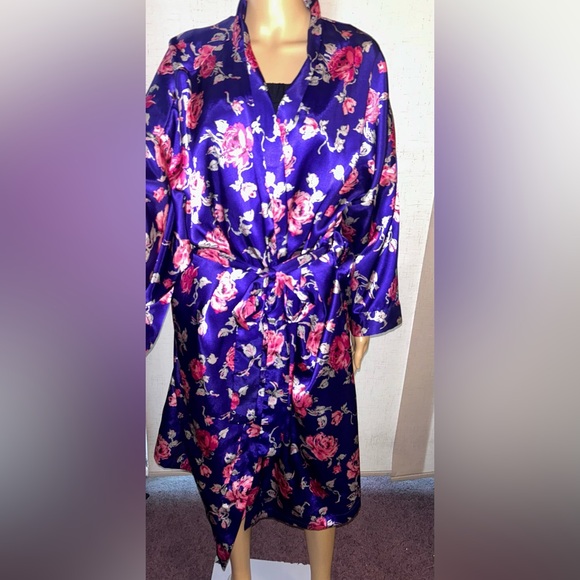 Solange Satin Robe. Sz 22/28 with inside tie and side pockets. - Picture 9 of 9